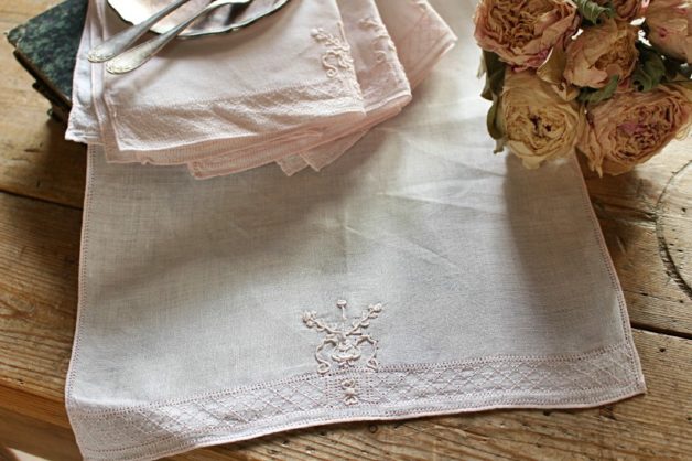 3枚あり ピンクのリネンにピンク刺繍のランチョンマット フランス