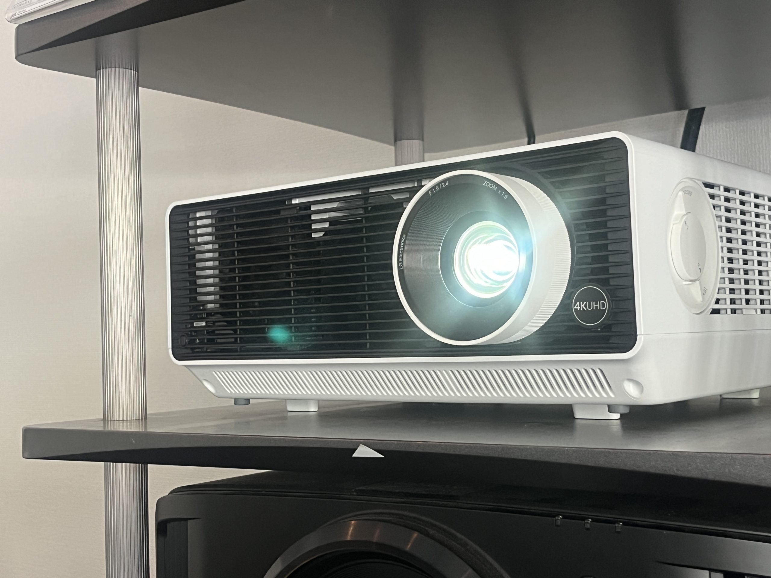 アバック横浜】お昼のシアター「デイライトシアター」を高輝度