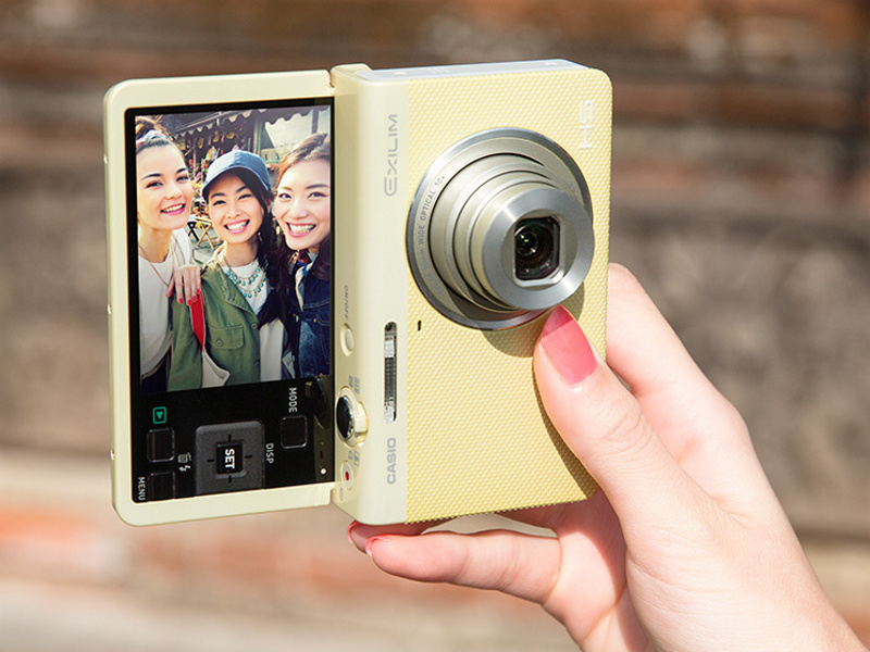 カシオ、自撮り画像だけをスマホに自動転送するカメラ - デジカメ Watch