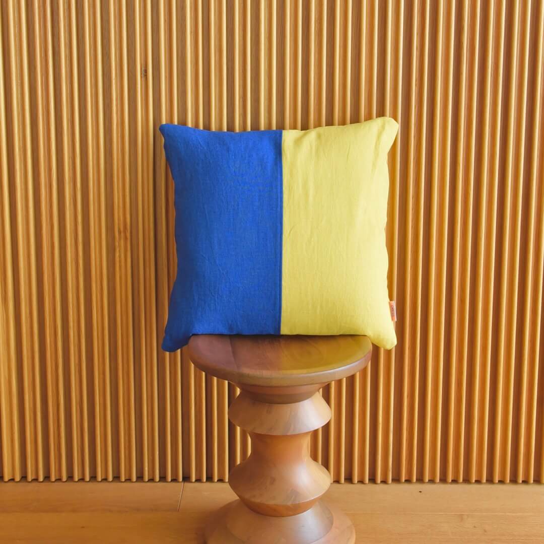 国産リネンのクッションカバー(レモンイエロー＆ロイヤルブルー)と
