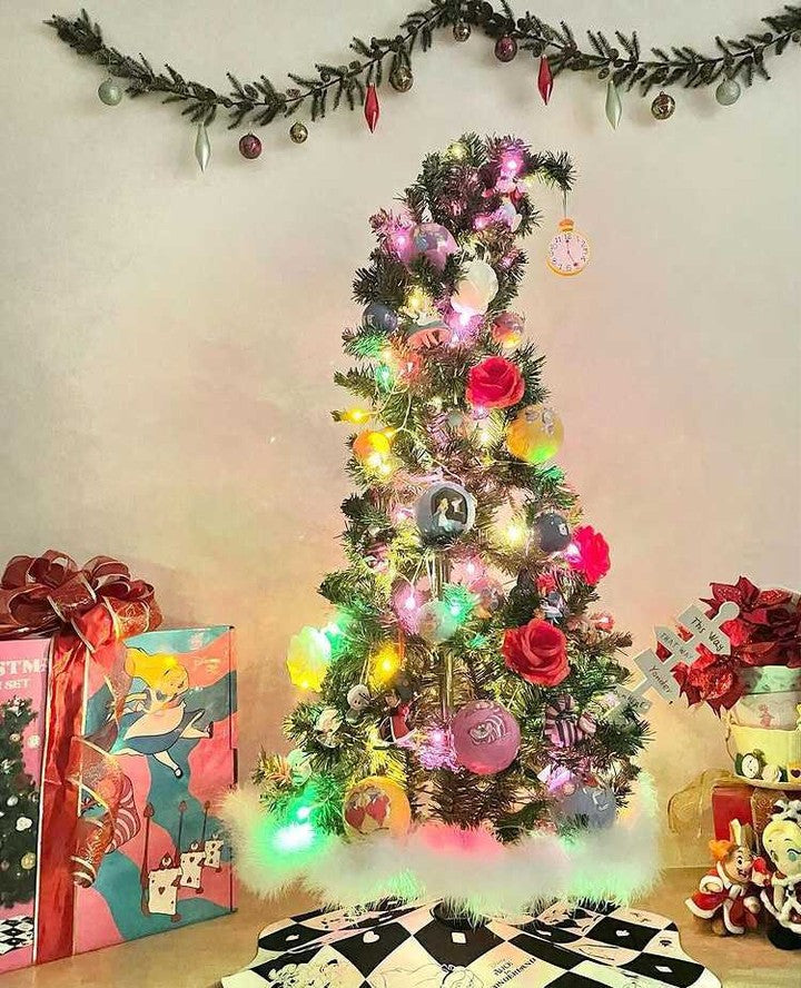 ふしぎの国のアリス』の世界観を詰め込んだクリスマスツリーセット