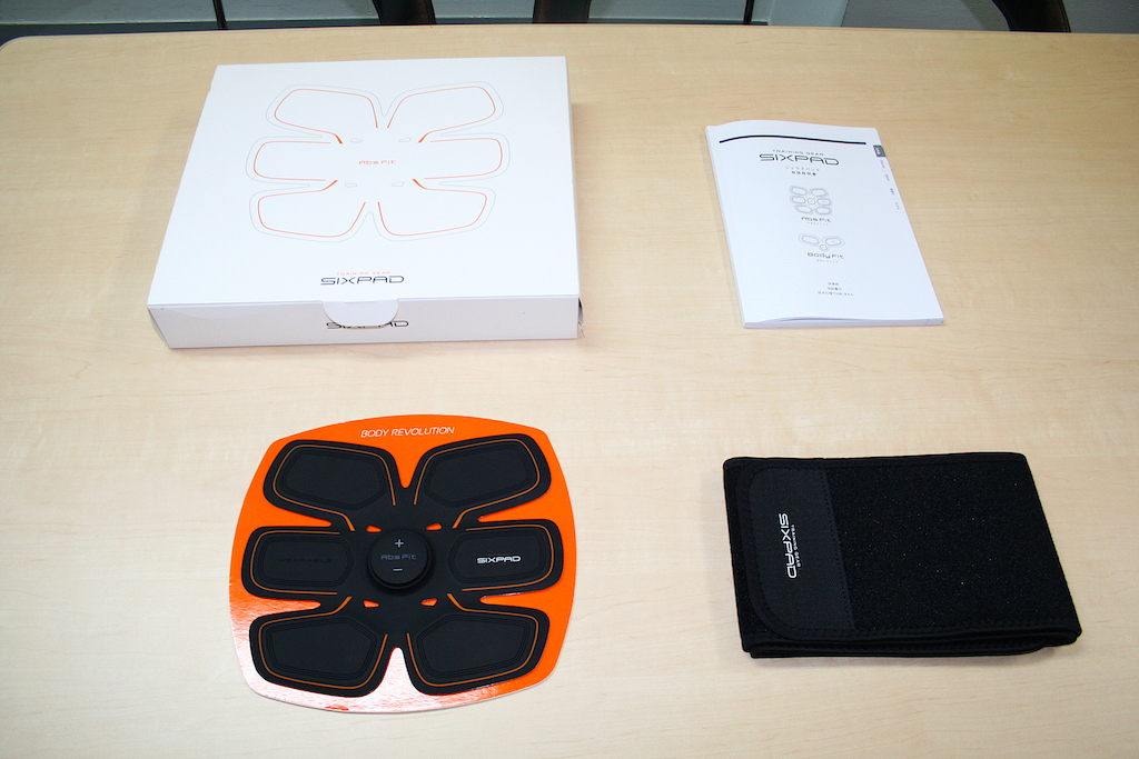 ながらトレーニング”で腹筋を割りたい。「SIXPAD」などEMSトレーニング