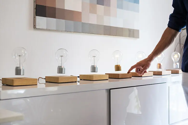 電球が宙に浮くライト「FLYTE」 | Swings