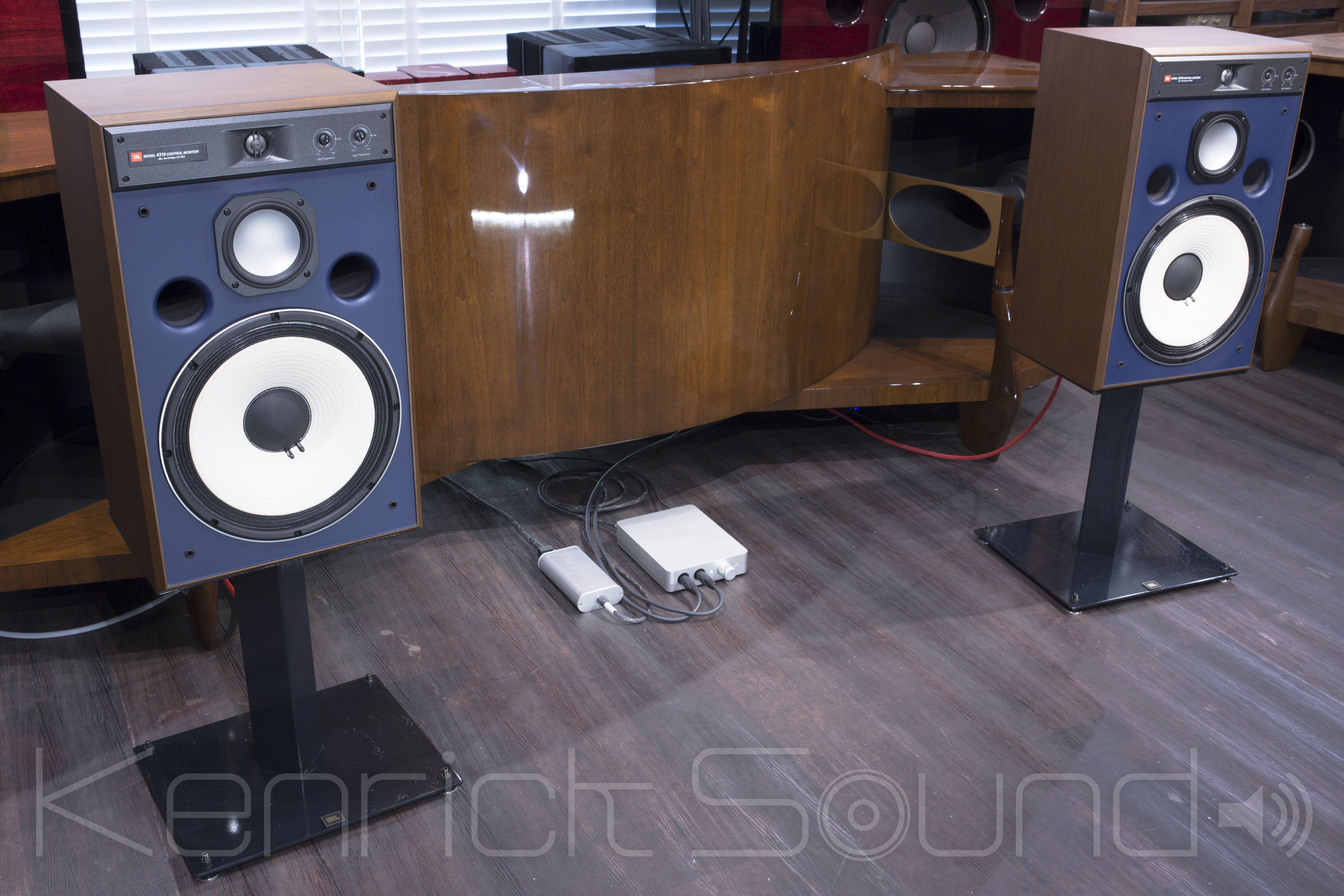 JBL 4319 最新型3wayミドルサイズ・スタジオモニタースピーカー