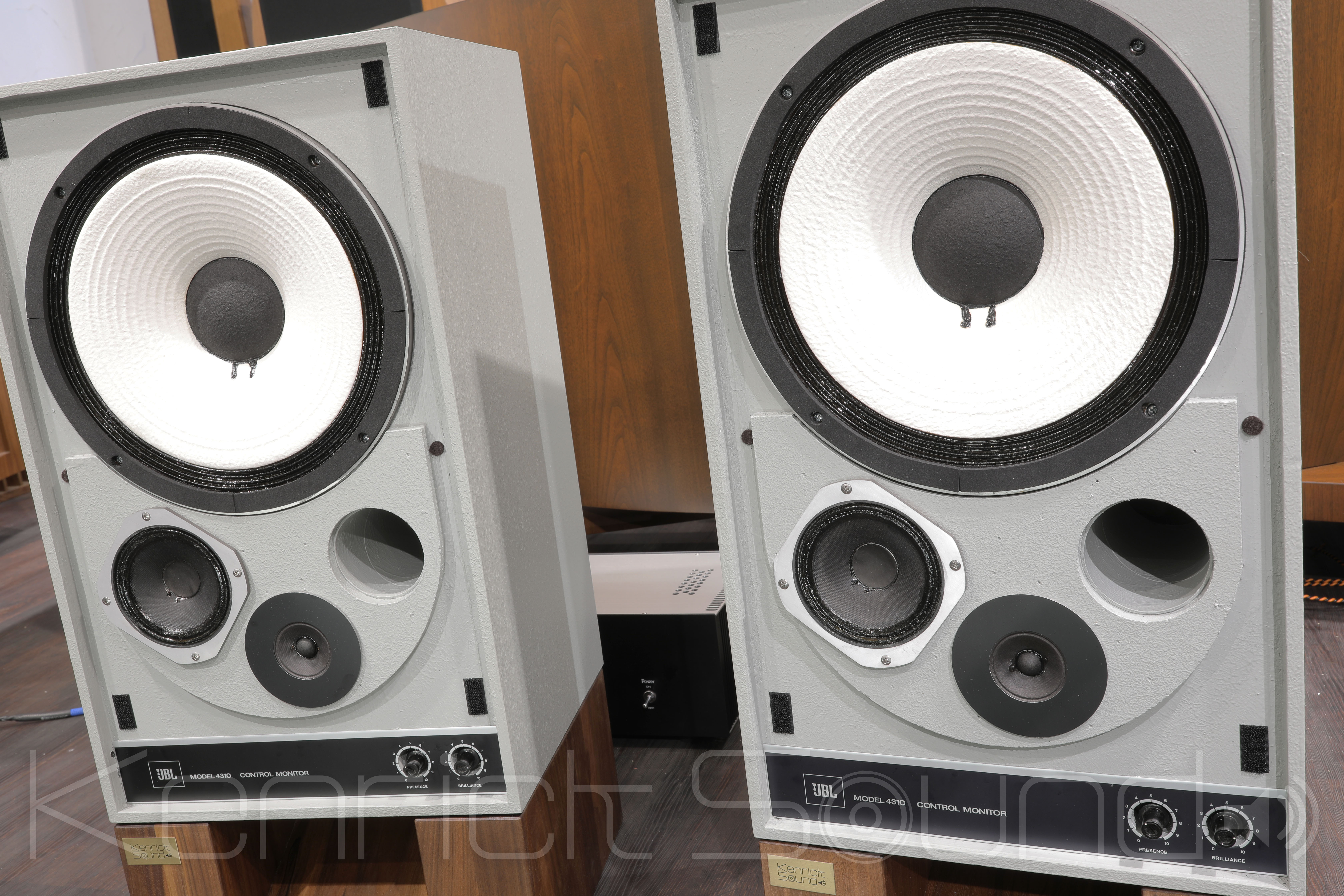 JBL 4310 バイワイヤー対応カルダス銅無垢端子 Silver Z-cap採用