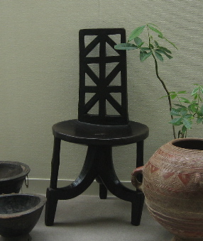 一木をくり抜いて作られたエチオピア・ワレガ族の椅子。美しい絶妙な