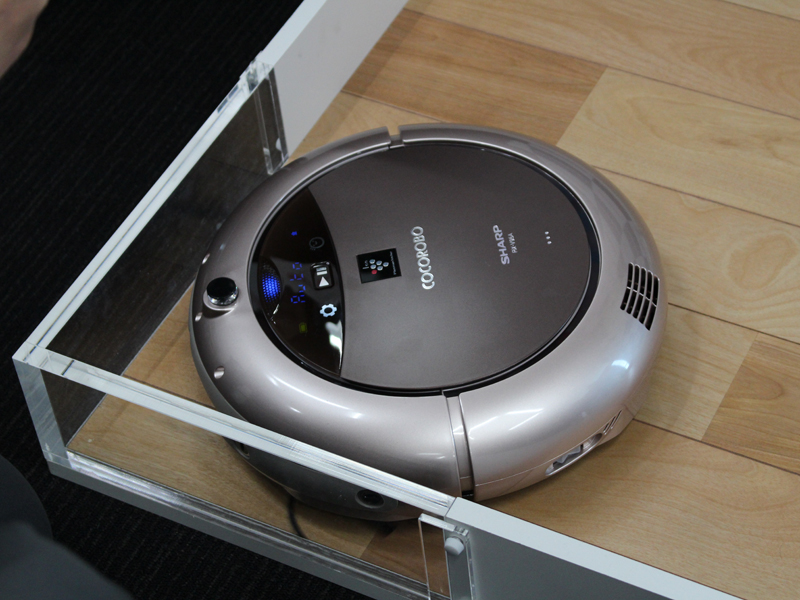 部屋の隅にたまったゴミを風の力で取り除くロボット掃除機「ココロボ