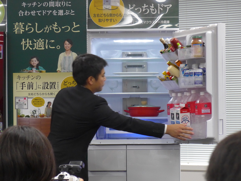 シャープ、ワンタッチで軽々とドアが開けられる「電動どっちもドア