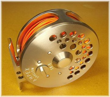 毛鉤を巻いて川に行く（フライリール）