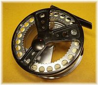 毛鉤を巻いて川に行く（フライリール）