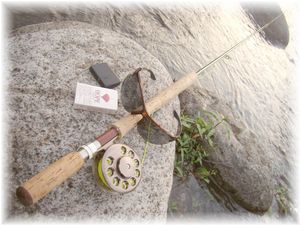 毛鉤を巻いて川に行く（フライロッド）