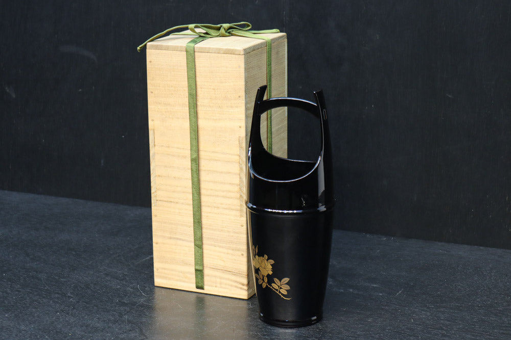 お花の蒔絵を添えた上品な手桶型の花器(箱付き) DC7487 – 古福庵