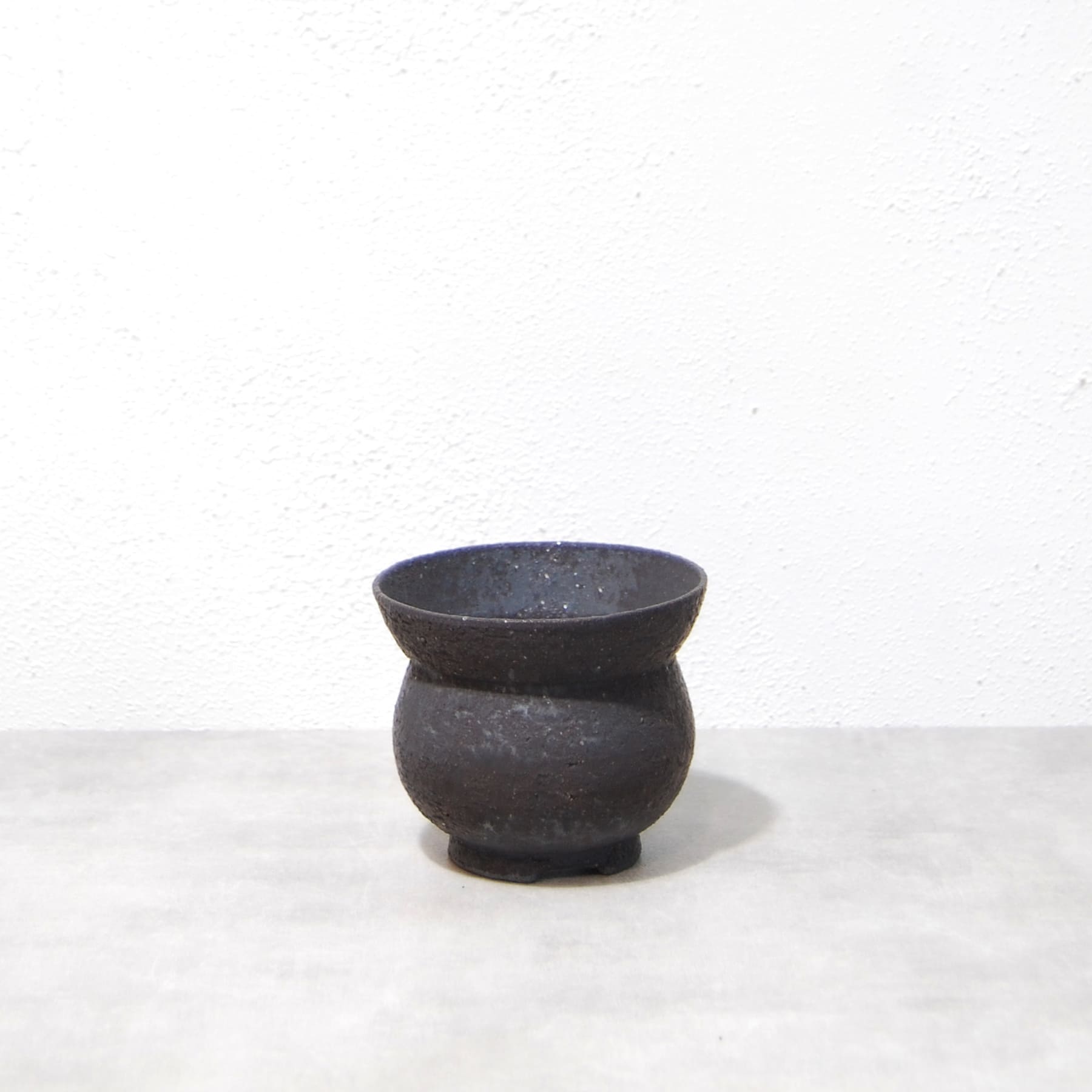 黒鉄釉 丸段型植木鉢 S かみ山陶器 – linkplants -リンクプランツ-