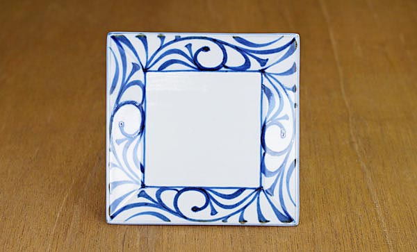 砥部焼・梅山窯・角銘々皿（唐草）【和食器通販e-tobeyaki.com】