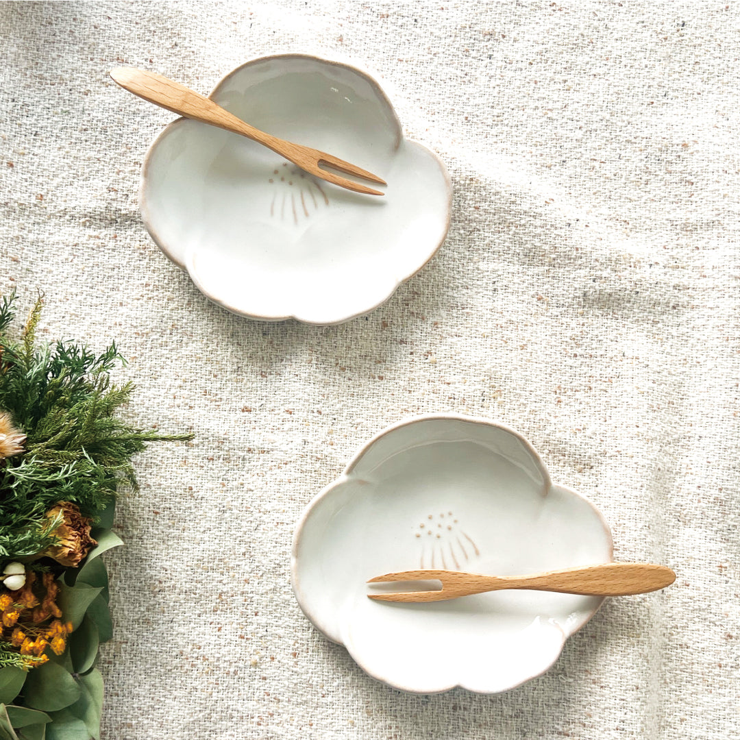 陶の杜 】椿花銘々皿 2枚セット 萩焼 – 晴れと暮らす