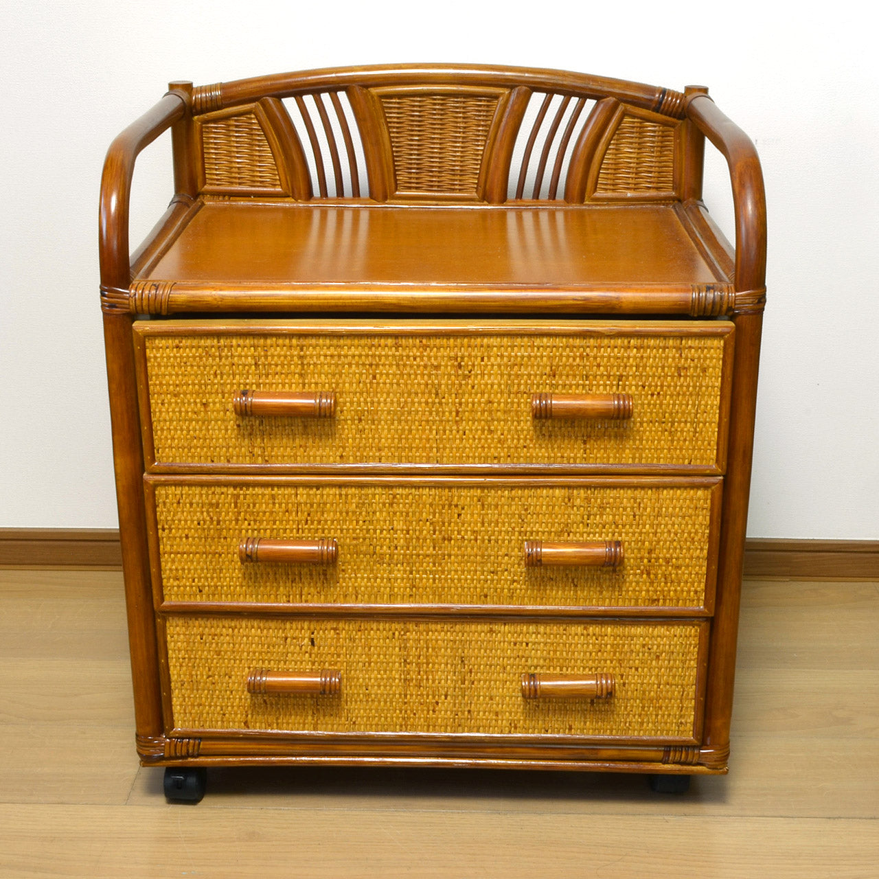 キャスター付きラタンチェスト 3段 飾り枠付き 完成品 – 輸入家具の