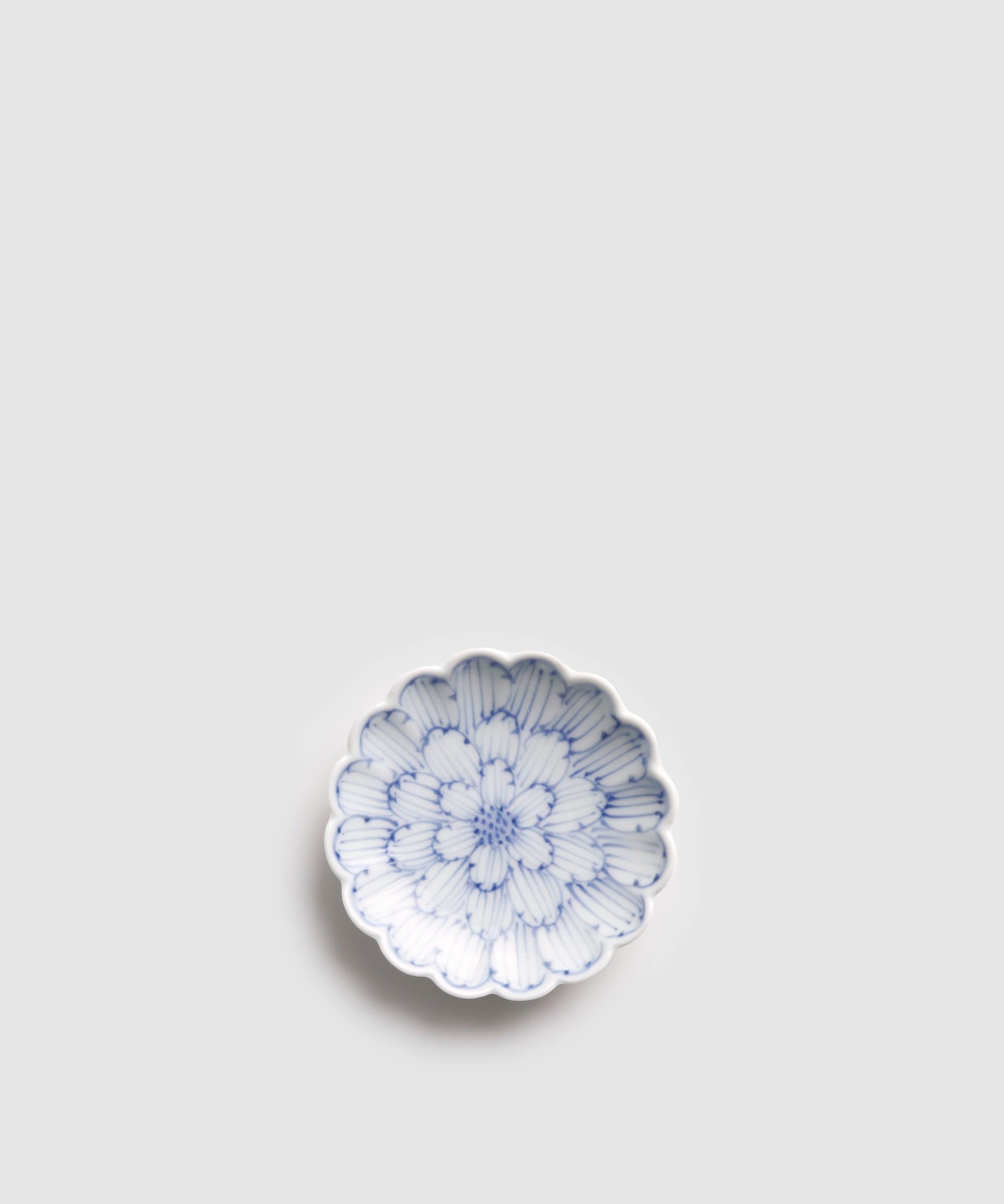染付牡丹 - 菊型3寸小皿 | 有田焼(ありたやき)の専門通販 Realita