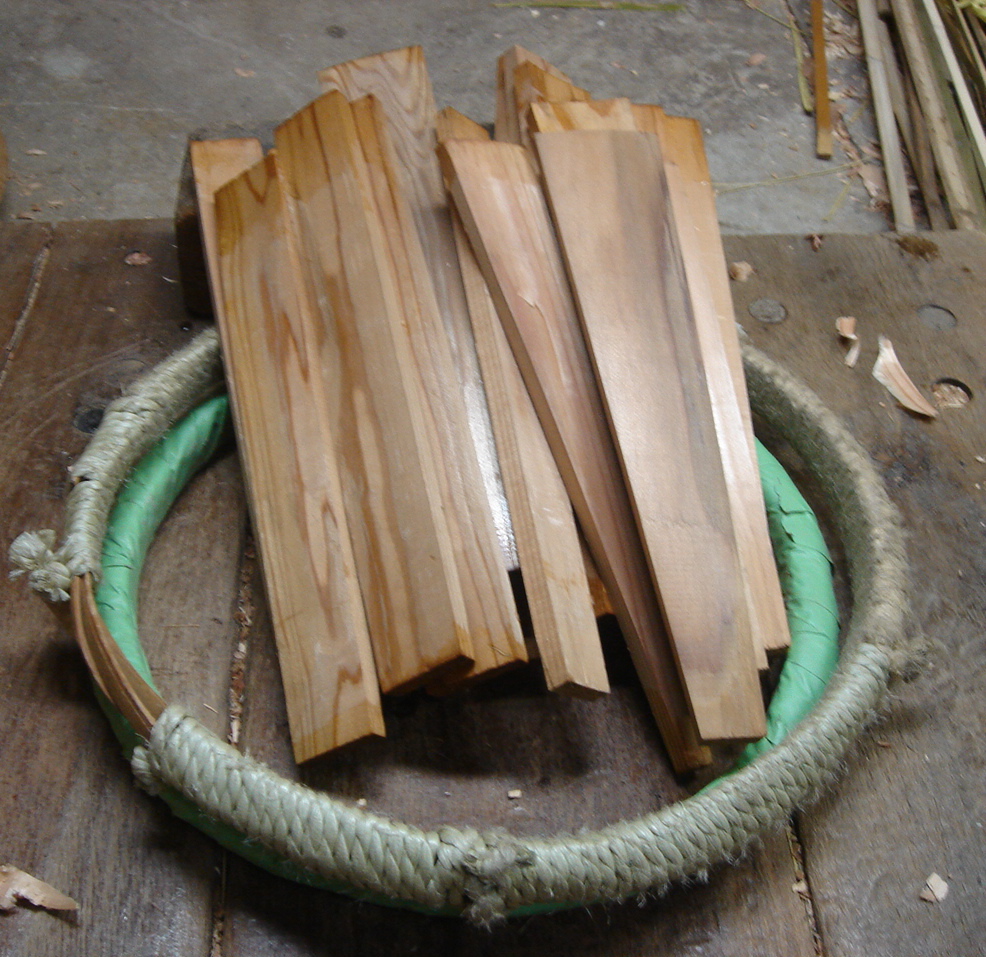 酒樽屋日誌: 吉野杉を使った木樽の作り方 その3「側立て」