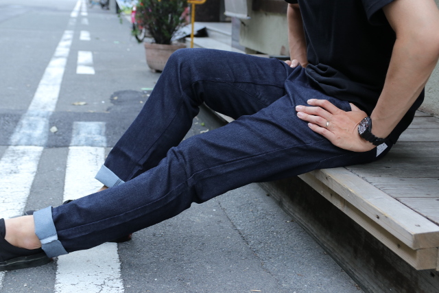 SWRVE（スワーブ）のストレッチデニムパンツを通勤で履き込んでみた
