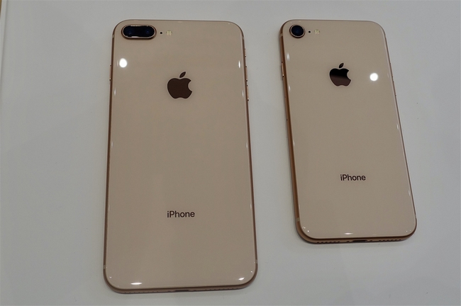 iPhone 8 Plus（左）とiPhone 8（右）の「ゴールド」モデル。白い