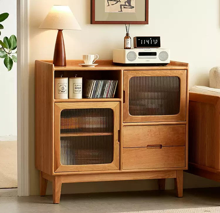 天然木のぬくもりを感じる、上質なチェリー材サイドボード