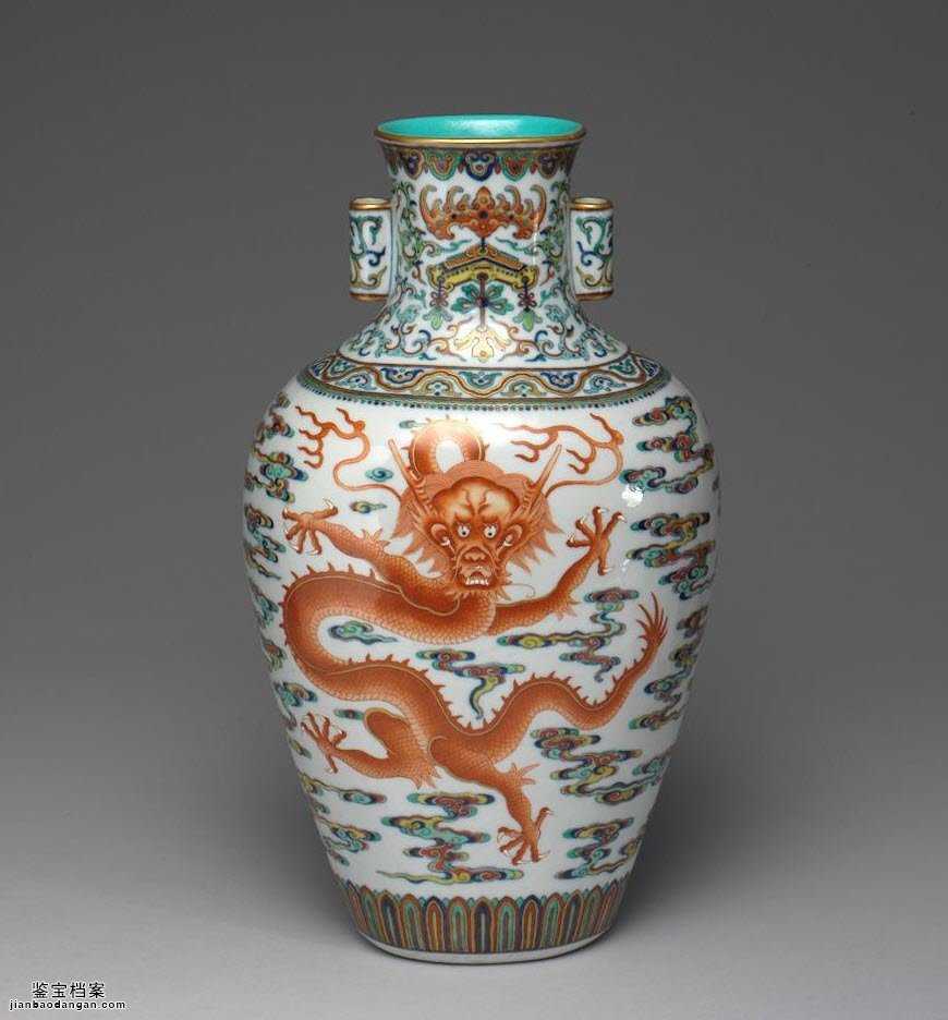 清代乾隆窑青花斗彩描红云龙贯耳扁壶的图片，特点，价格，鉴赏-青花瓷