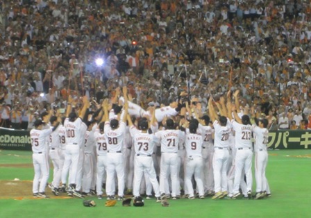 巨人軍・原辰徳監督の胴上げを目の前で見て来ました (小暮BLOG)