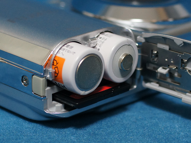 富士フイルム FinePix AX300の外観をみる /monox デジカメ 比較 レビュー