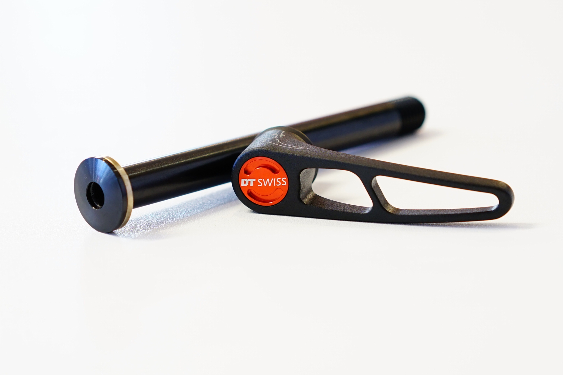 盗難防止や空力の向上に。レバーが着脱出来るスルーアクスル