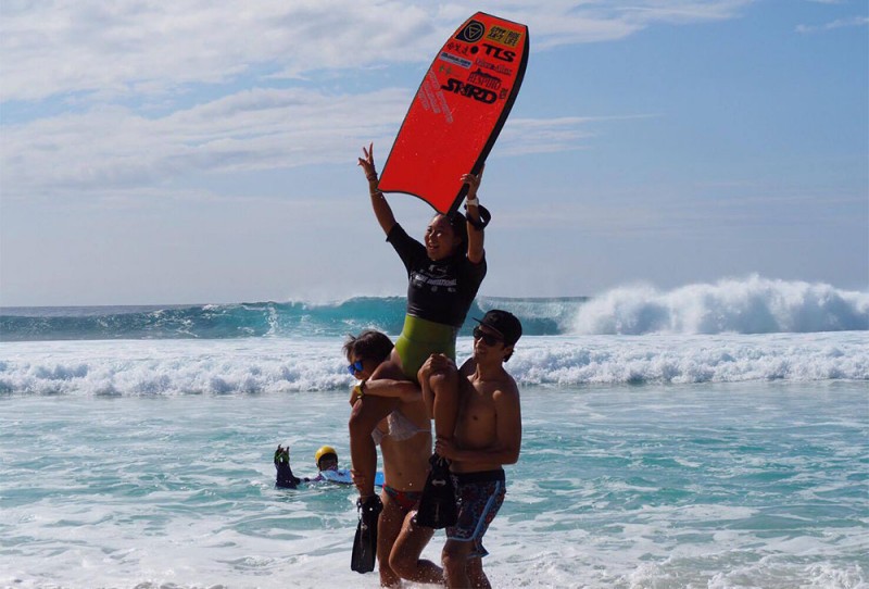 プロボディボード：鈴木彩加がハワイ、パイプラインで2連覇を達成