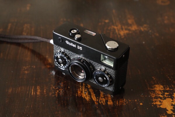 コンパクトなフィルムカメラ、Rollei 35を購入しました。