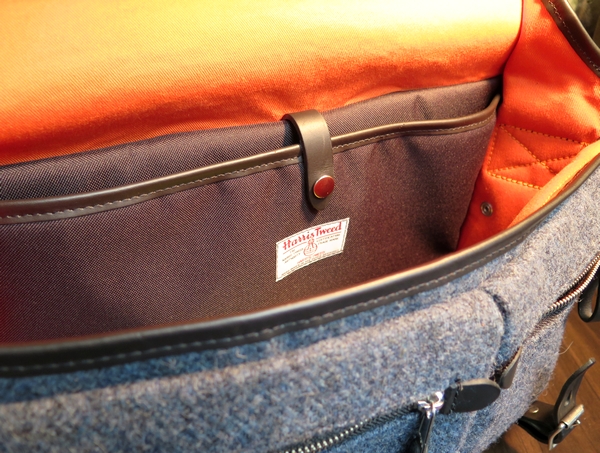 OUTLET】ハリスツイードによる至高のフロントバッグが現品限りの