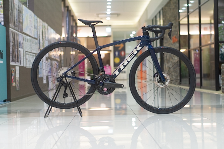 TREK】深いブルーが美しいフレームはいかが？Di2仕様の「エモンダSL7
