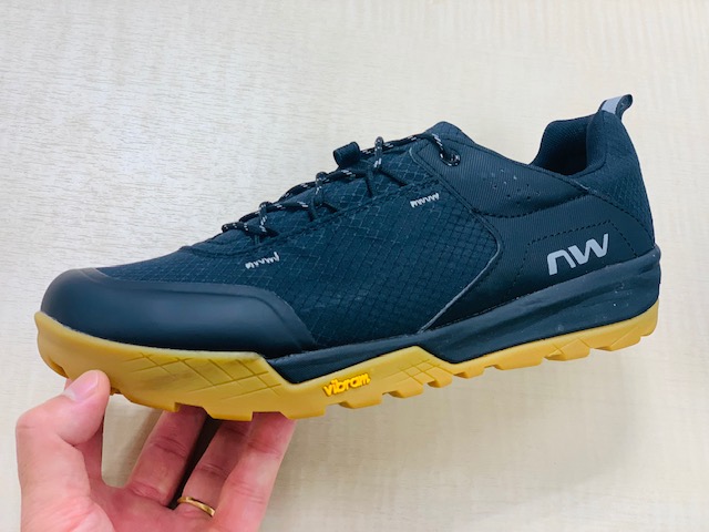 先週入荷してほぼ毎日売れている歩きやすいと大好評のSPDシューズ