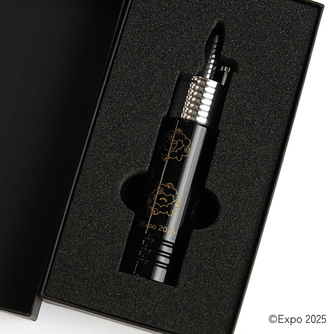 EXPO2025 卓上ボールペン｜メタルクラフト-ピアノブラック – 47 TREASURE
