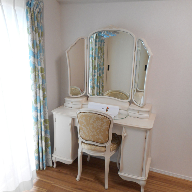 お祖母ちゃんから孫娘へお祝いのドレッサー - 鏡台・ドレッサーの専門