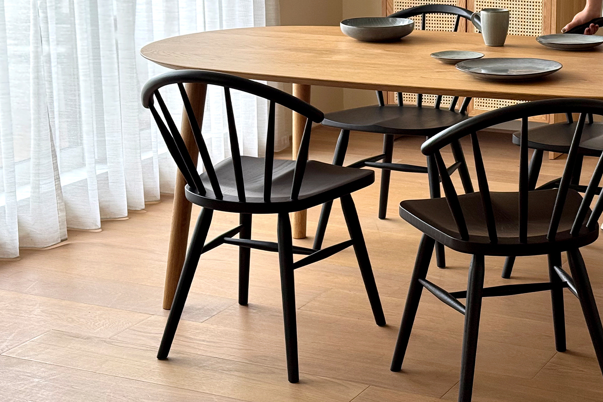 アンチェア OAK 黒塗装(W51xD50.5xH74.5cm)税込¥39,800 | 高野木工株式会社