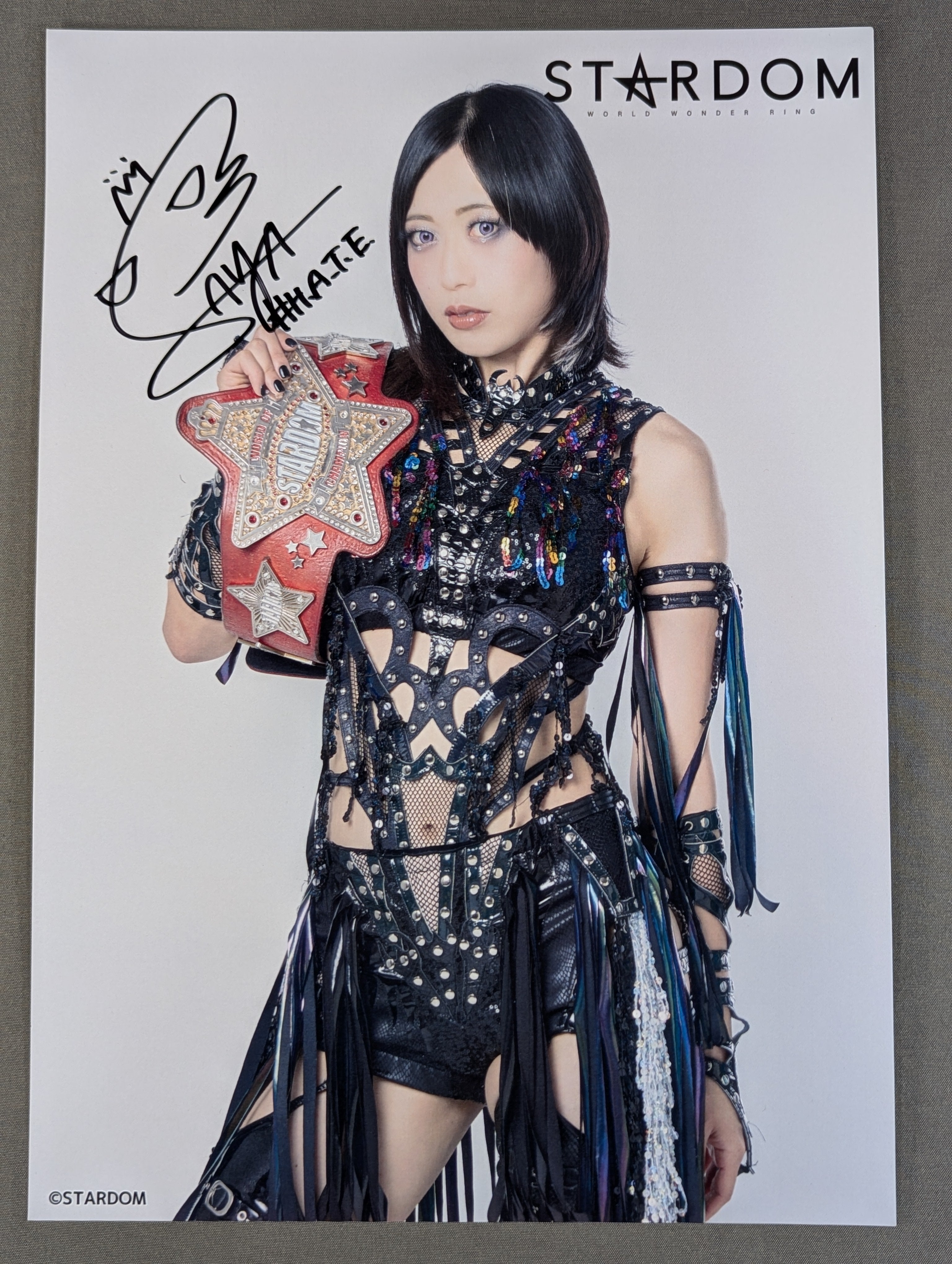 上谷沙弥 直筆サイン入り スターダムポートレート(A-7) – 闘道館