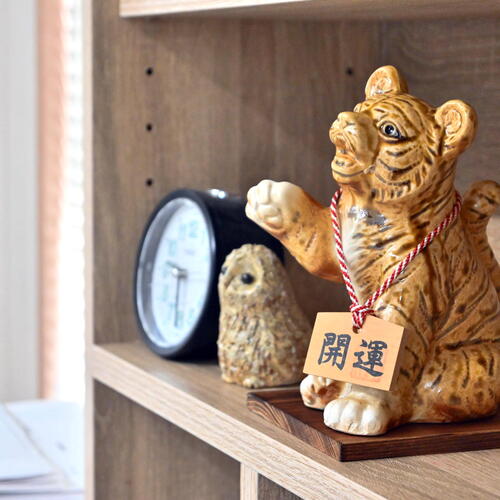 楽天市場】開運トラ 信楽焼 干支 とら 陶器 寅 虎 トラ 置物 招き虎