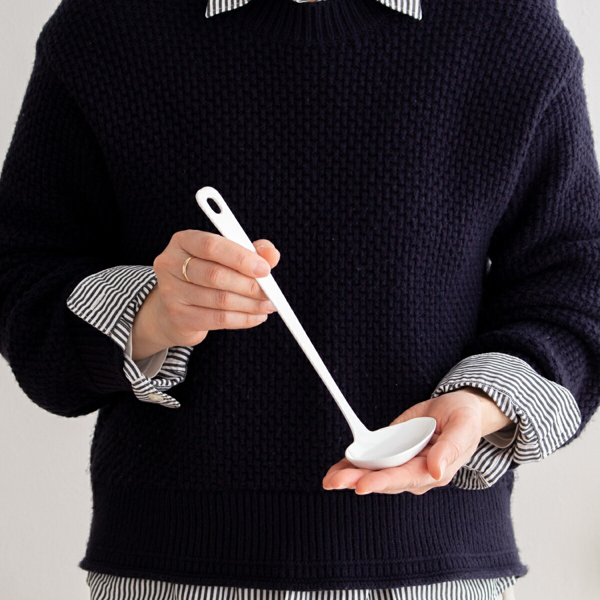 楽天市場】【クーポン対象 3/11 10:59まで】 横口レードル 琺瑯