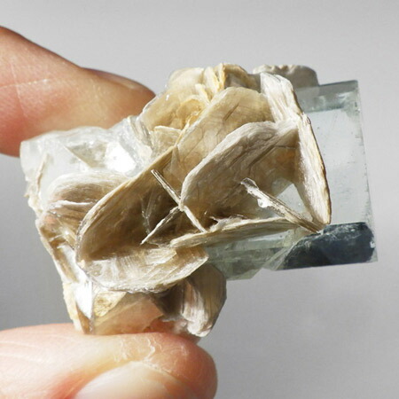 楽天市場】アクアマリン with モスコバイト 結晶 原石 パキスタン産