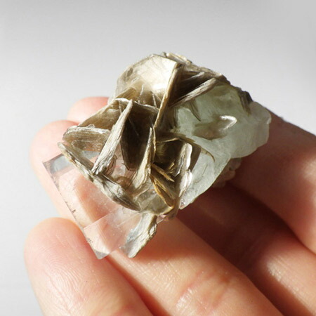 楽天市場】アクアマリン with モスコバイト 結晶 原石 パキスタン産