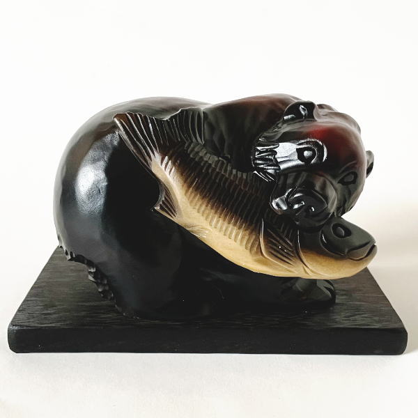 楽天市場】送料無料 木彫りの鮭をくわえた熊の置物 4号 置台付き