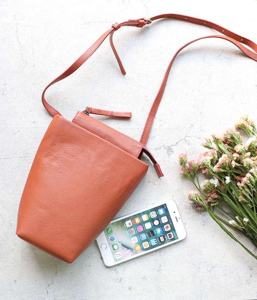 楽天市場】ミニショルダー 縦型 ポーチ 本革 牛革 軽量 軽い