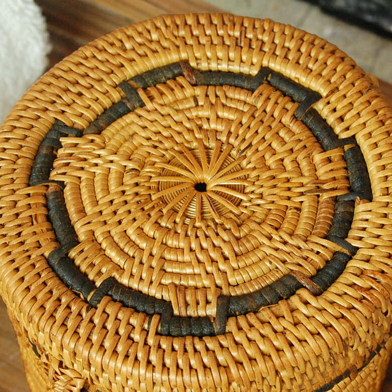 楽天市場】可愛い編み目で出来たアタ製の筒型小物入れケース 小物入れ