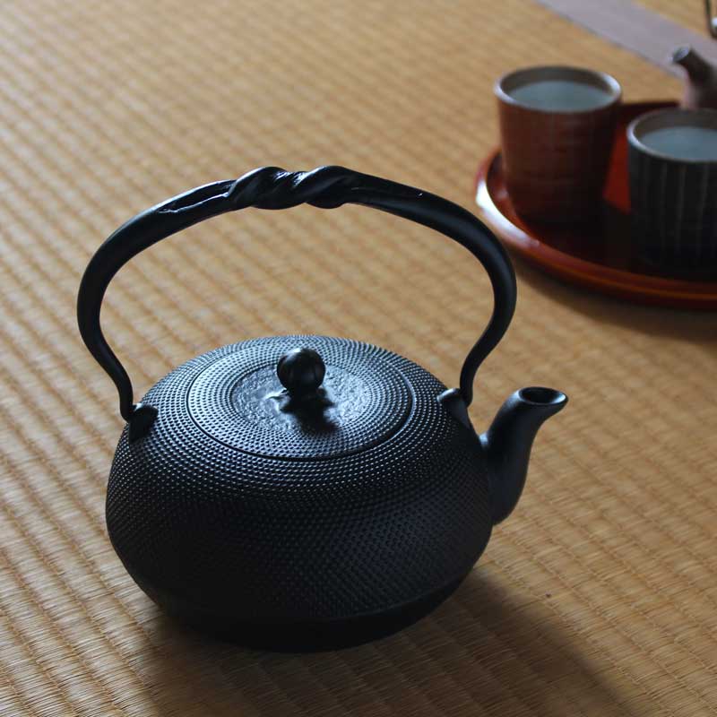 楽天市場】【南部鉄器】鉄瓶 丸アラレ 0.8L 及甚 IH対応 直火可 やかん