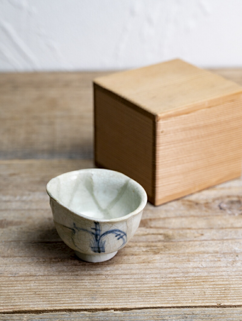 926 初期伊万里（しょきいまり）骨董　草花紋様　猪口ぐい呑　1客（箱付） 207e4d976e018130a649b192d8d938