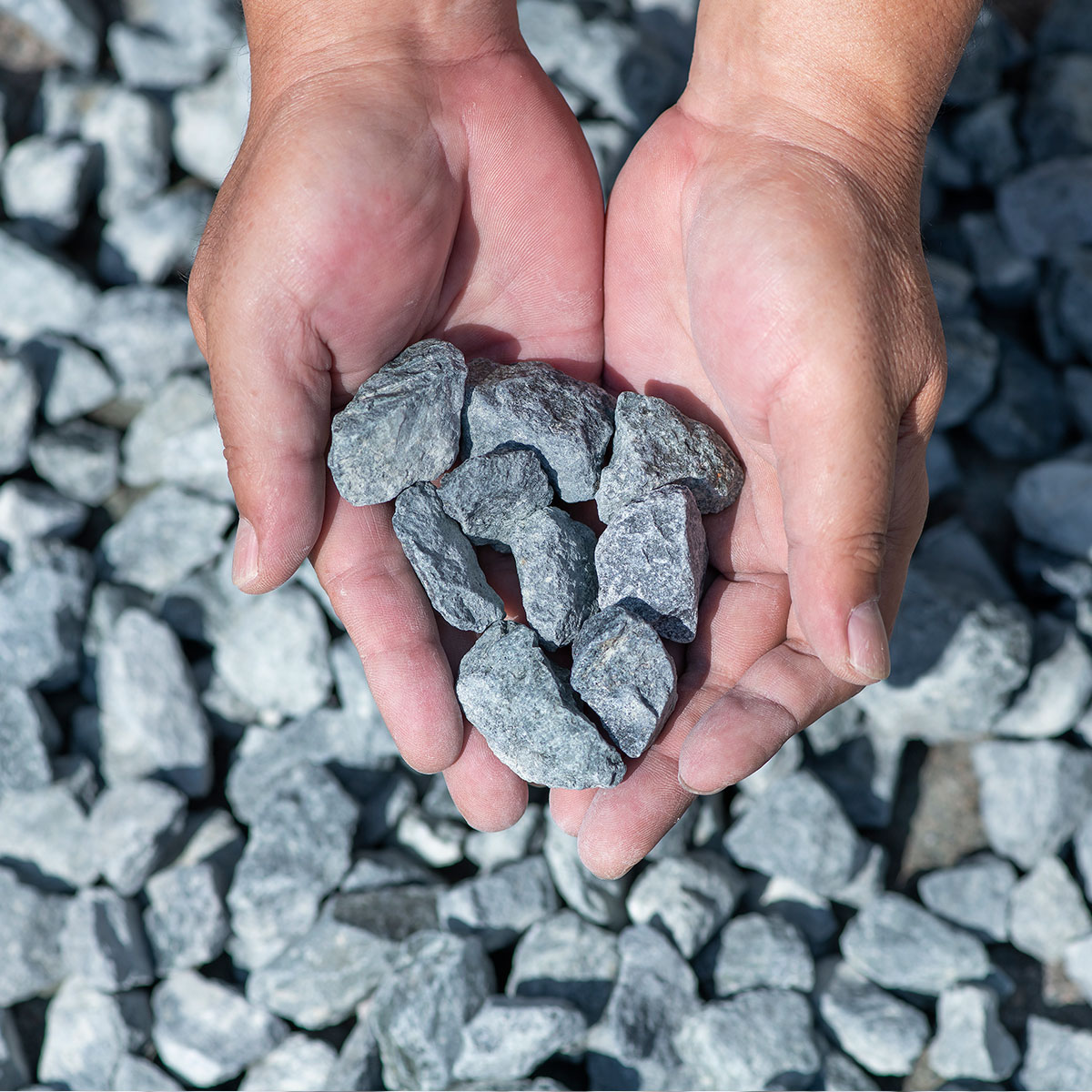 楽天市場】【送料無料】400kg 青砕石 20〜30mm（20kg×20） 砂利 砕石