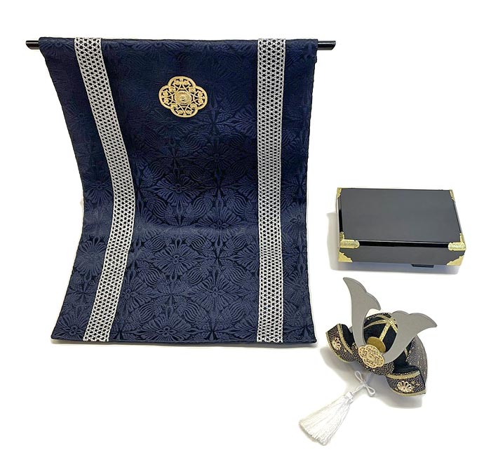 楽天市場】金襴銀兜 几帳付 五月人形兜飾り 端午の節句卓上飾り