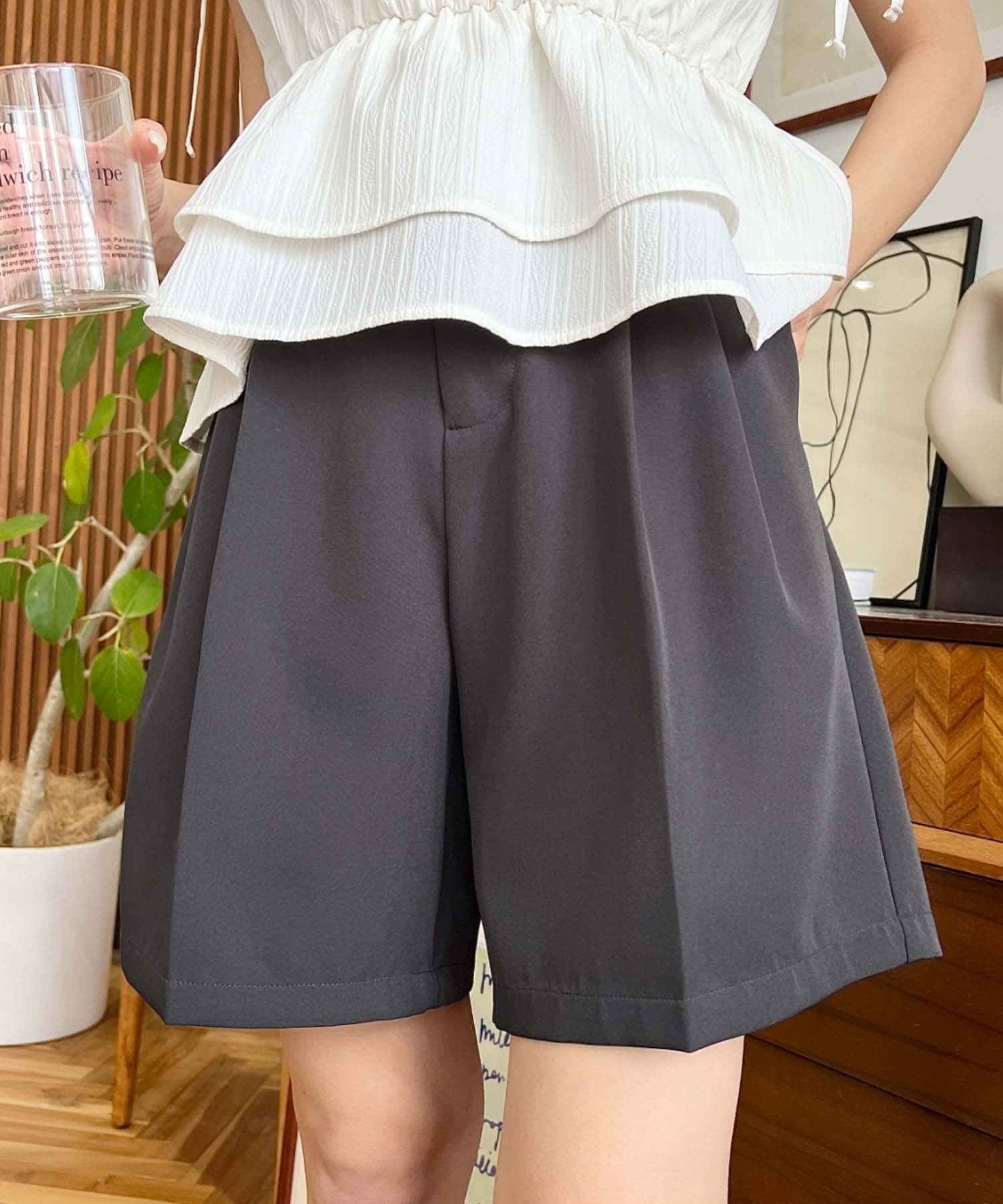 moment+｜センタープレスツータックショートパンツ | Rakuten Fashion